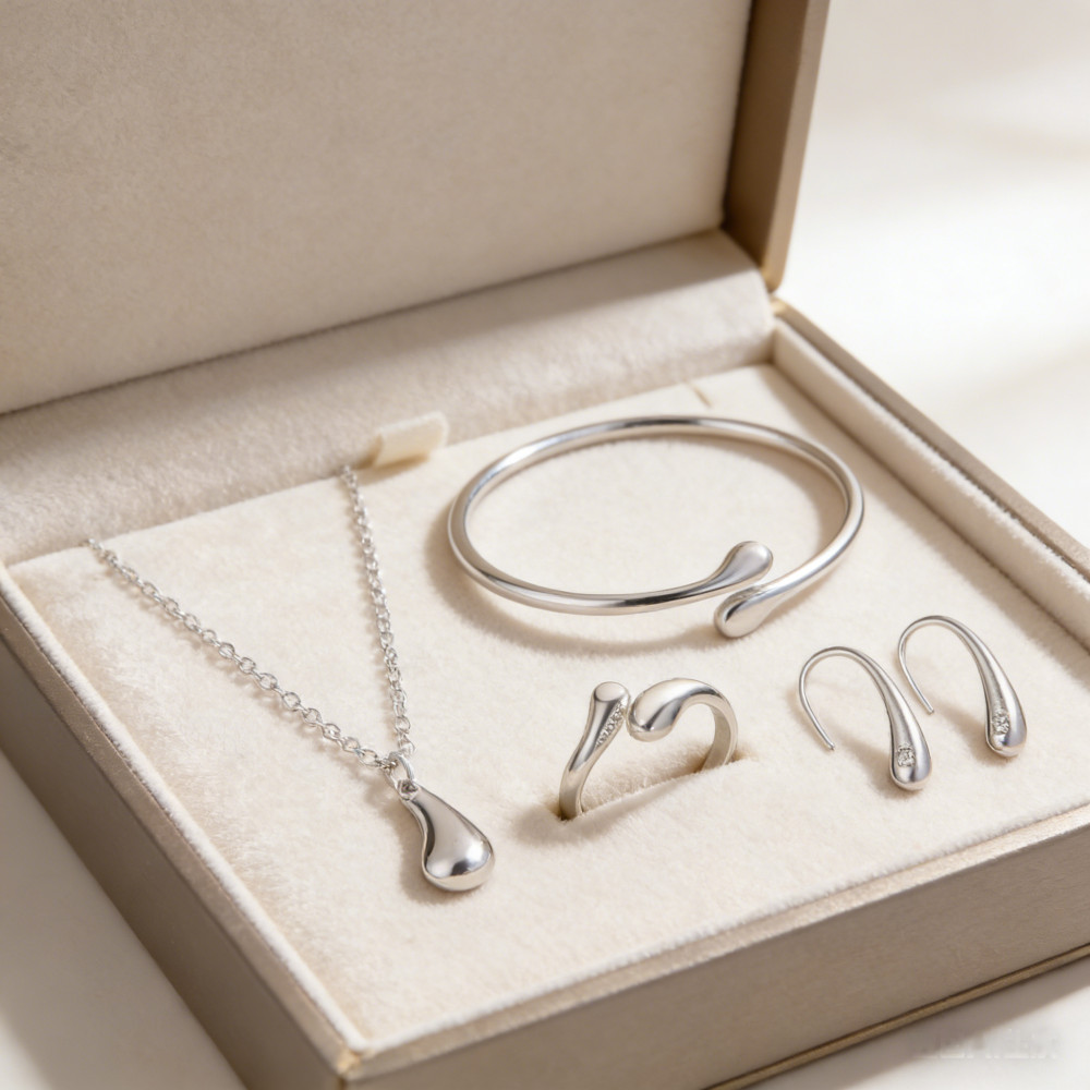 Conjunto de joias em formato de gota, composto por
