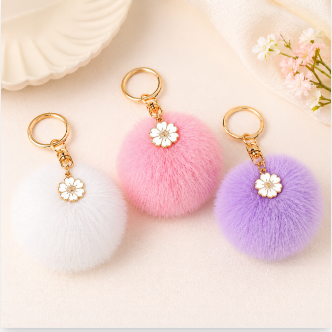 Chaveiro Pom Pom Pelúcia com Flor Esmaltada Fofo 