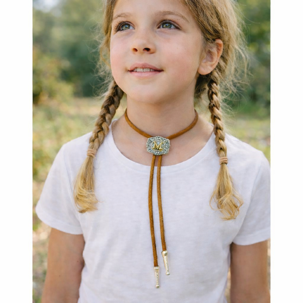 Colar Gravatinha Country Infantil com Inicial Em C