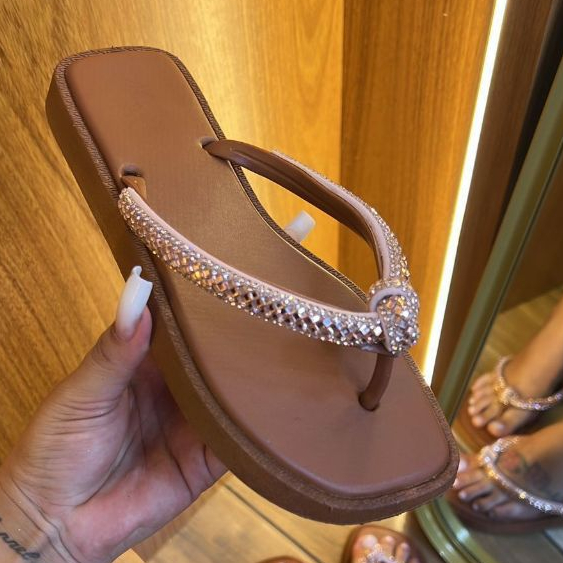 Chinelo feminino confortável de dedo com correias