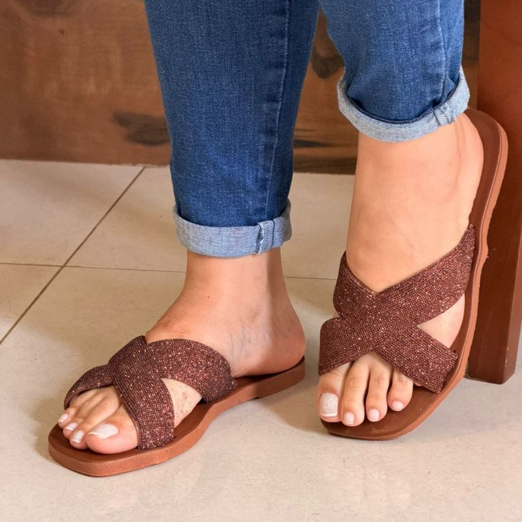 Sandalia Feminina Cruzada Rasteira Brilhante Leve 