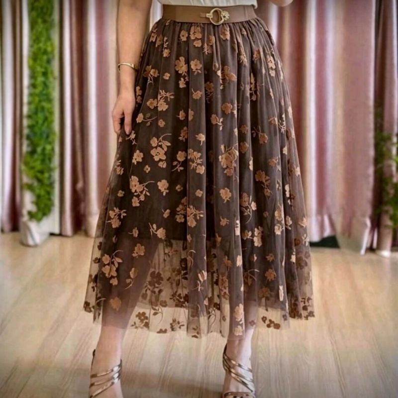 Saia midi de Tule com Flores Cós elástico serve 