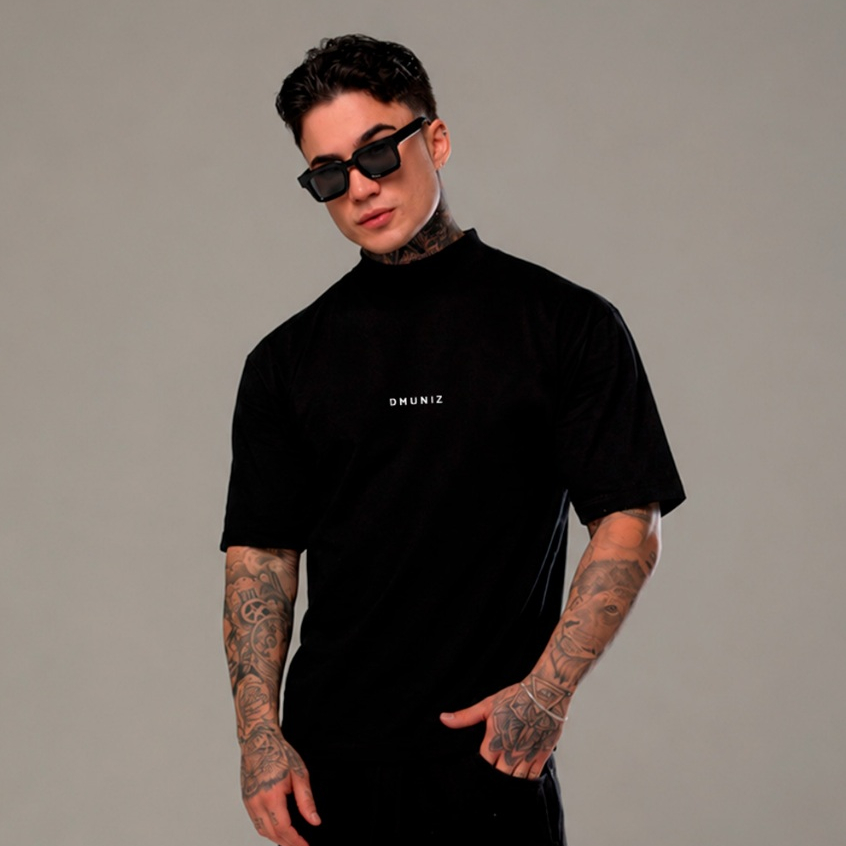 Camiseta Oversized Gola Alta Estampa Alto Relevo M